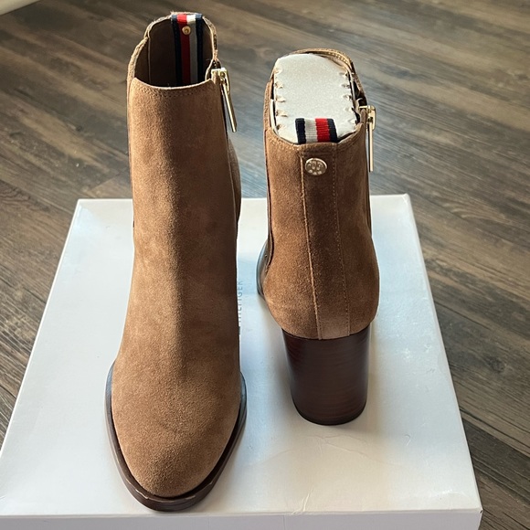 Tommy Hilfiger size 6.5 brown suede ankle boot. - Picture 2 of 2